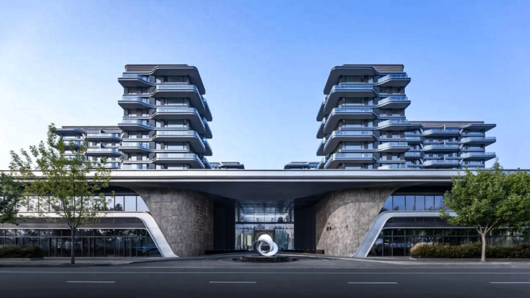 當(dāng)銀灰鋁板遇見(jiàn)西安天際線(xiàn)！寶潤(rùn)達(dá)科技幕墻如何讓建筑擁有「超流體美學(xué)」？